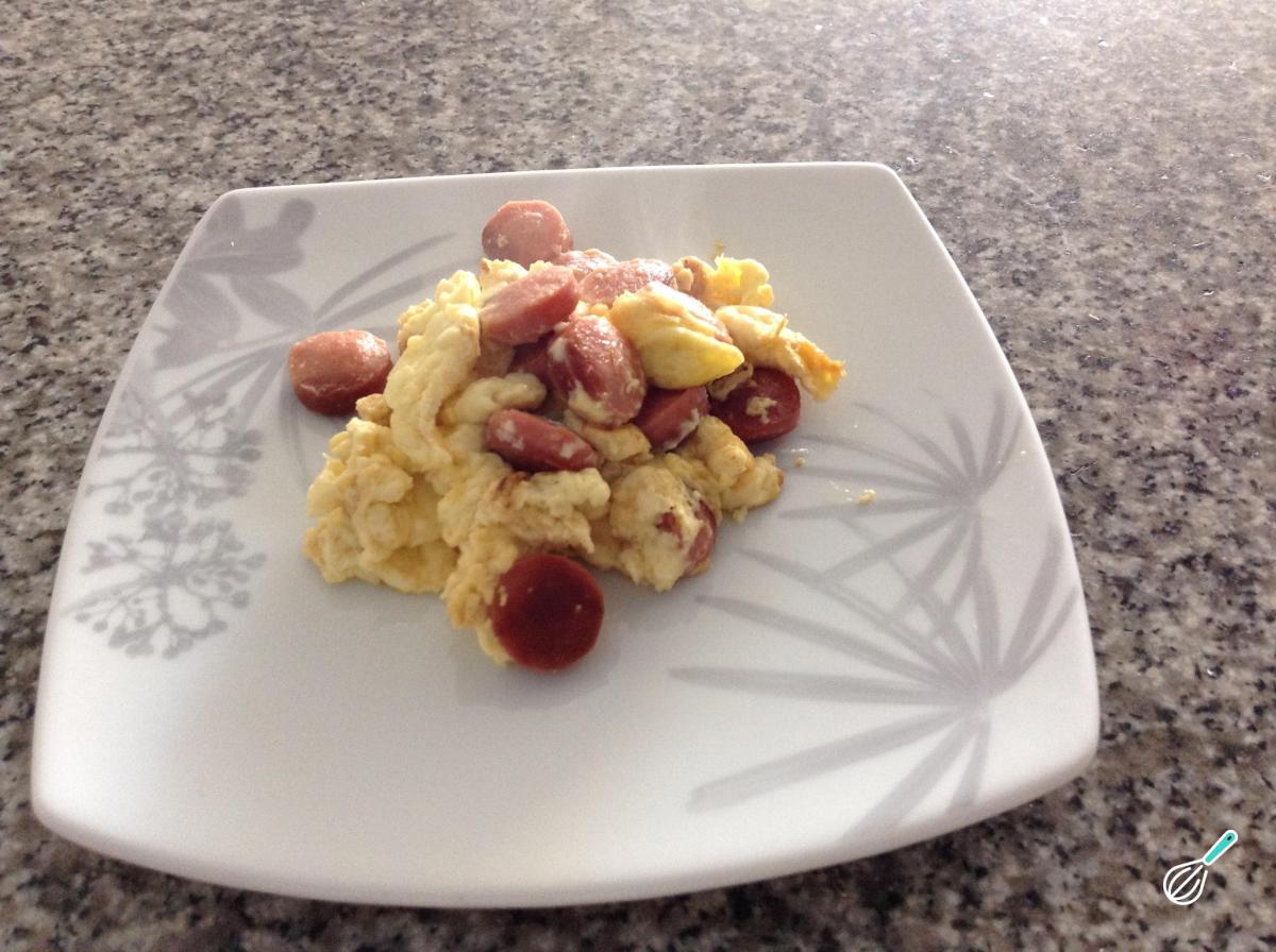 Receita de Ovos mexidos com salsichas
