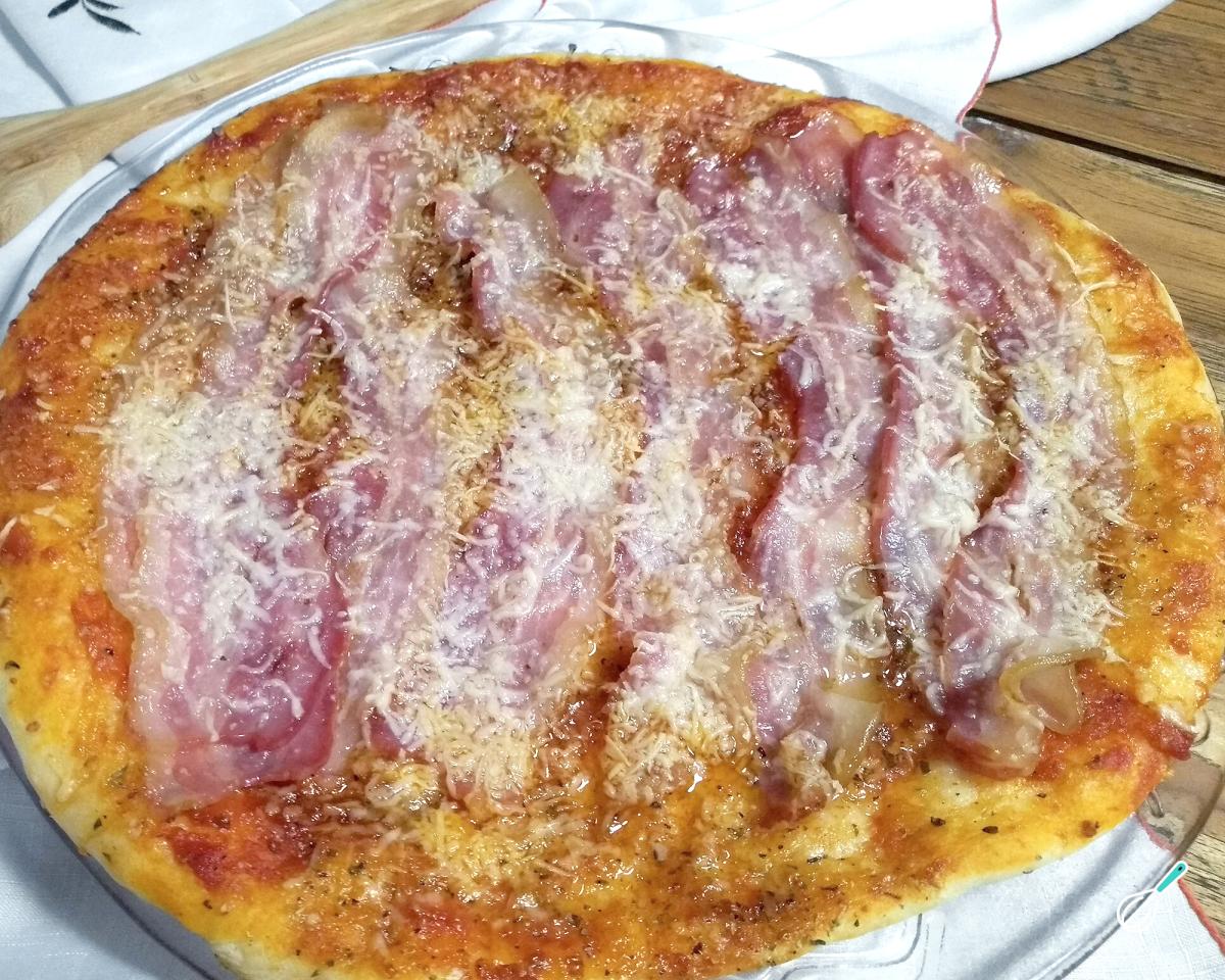 Receita de Pizza de bacon com mussarela