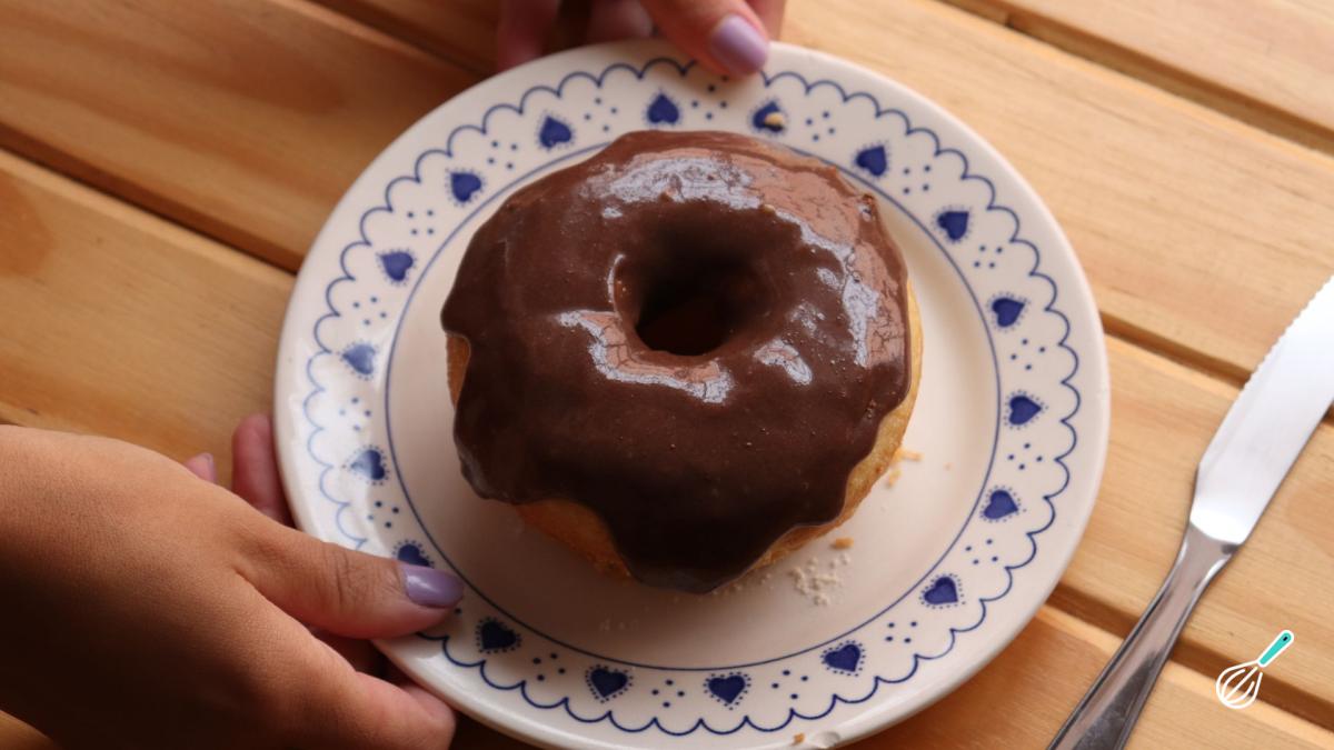 Receita de Bolo simples com cobertura de chocolate