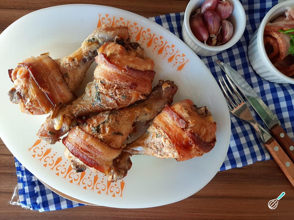 Receita de Coxa de frango no forno com requeijão e bacon
