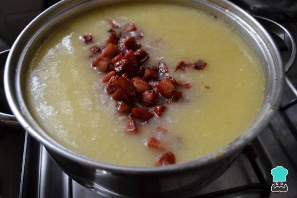 Receita de Caldo de mandioca com calabresa - Passo 3