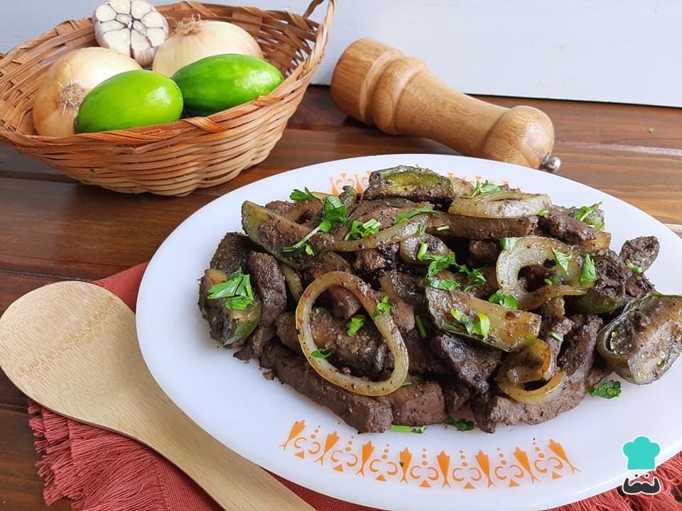 Fígado de boi acebolado, salada, batatas cozidas e fritas