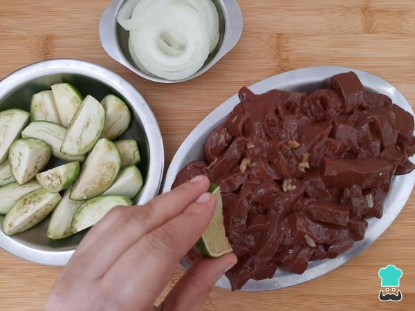 Receita de Fígado com jiló na frigideira - Passo 2