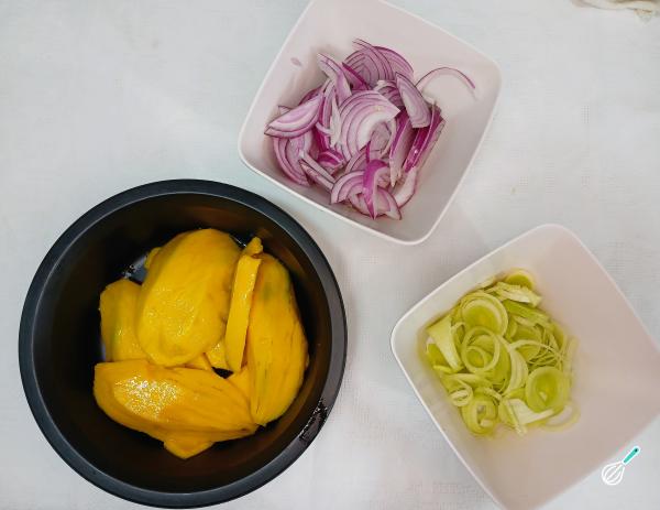 Receita de Salada de manga com cebola roxa - Passo 2
