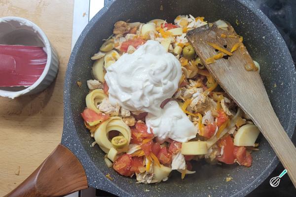 Receita de Torta de frango com palmito e requeijão - Passo 6