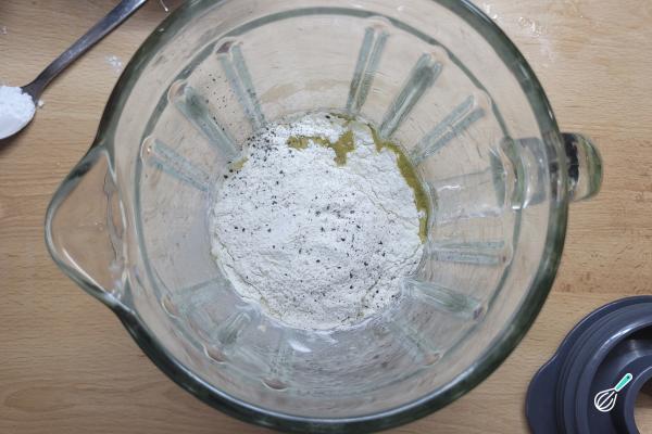 Receita de Torta de frango com palmito e requeijão - Passo 8