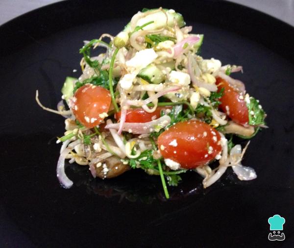 Receita de Salada fresca de queijo feta e coentro