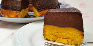 Pudim de chocolate com bolo de cenoura