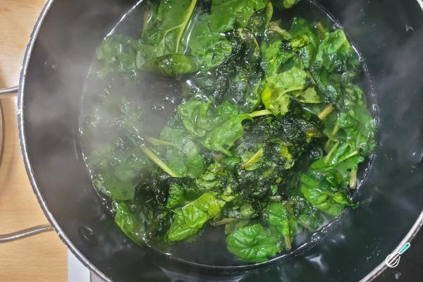 Receita de Rocambole de espinafre - Passo 2