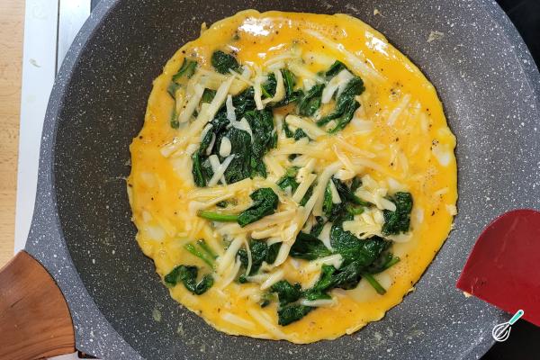 Receita de Omelete de espinafre e queijo - Passo 7