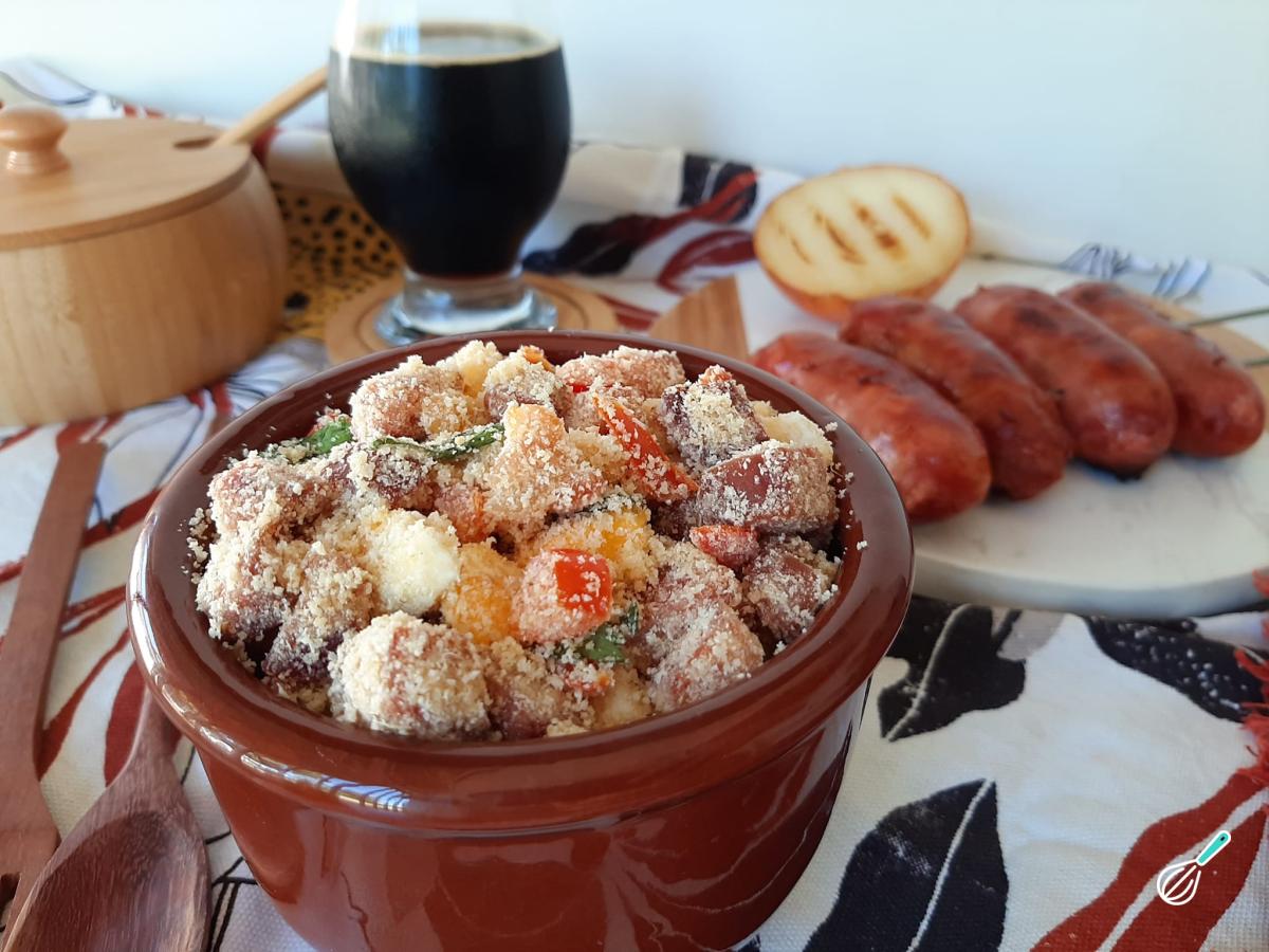 Receita de Farofa para churrasco com bacon e calabresa