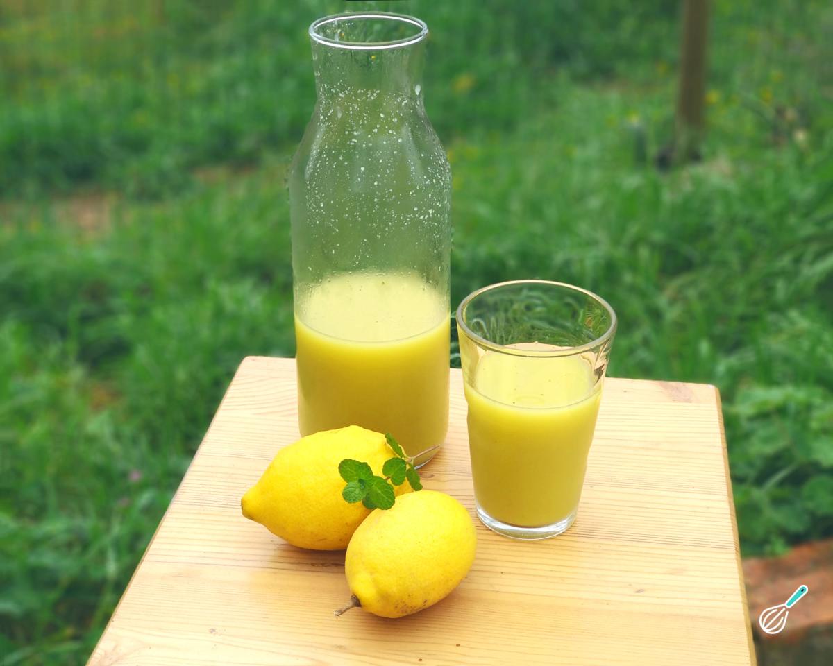 Suco com casca de abacaxi