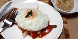 Receita de Bife a cavalo com molho crioulo