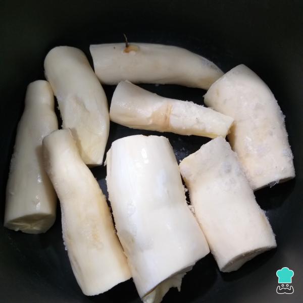 Receita de Caldo de mandioca com couve - Passo 1