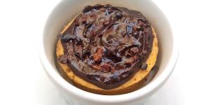 Bolo de cenoura de caneca com chocolate