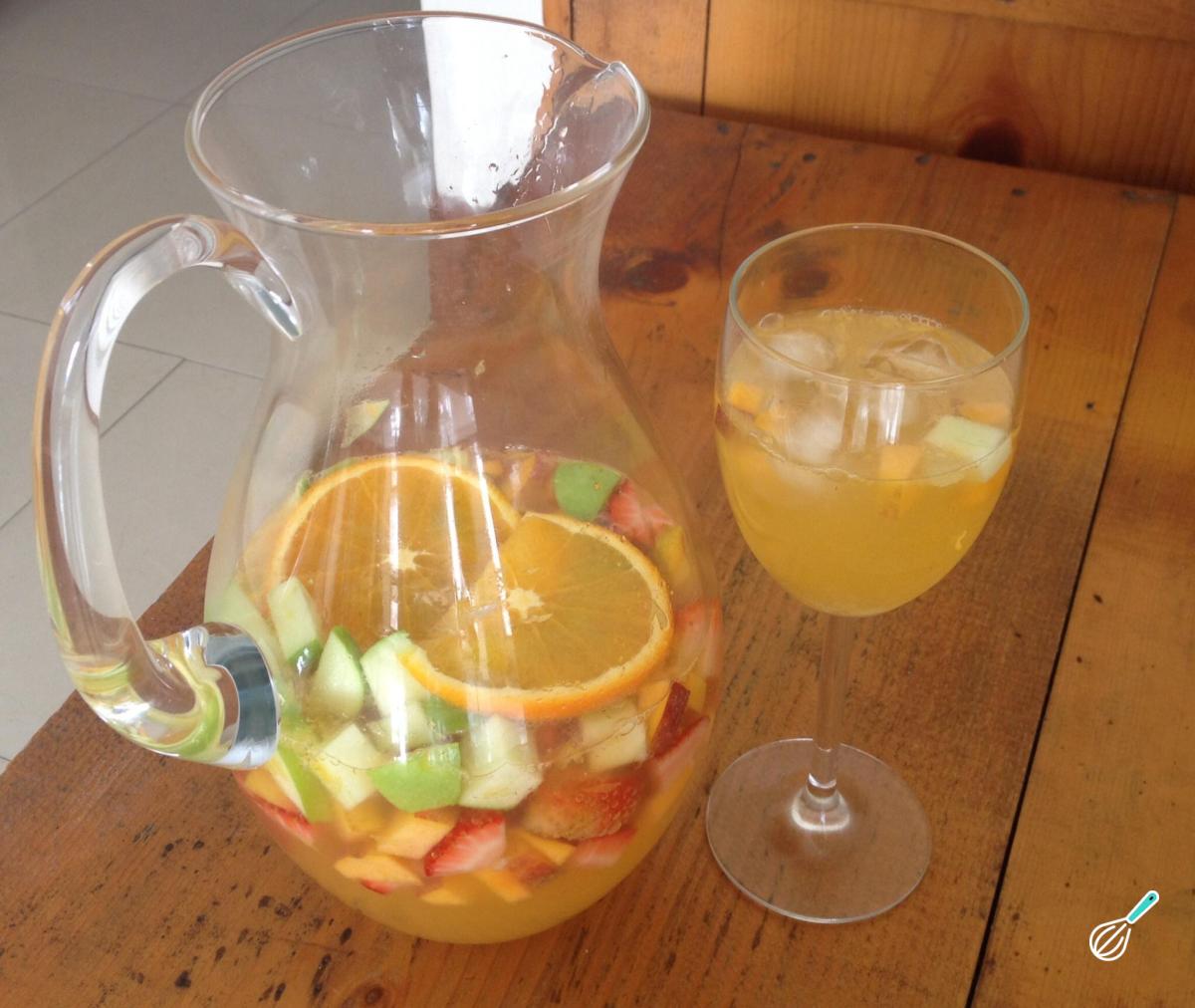 Sangria de cava com suco de laranja