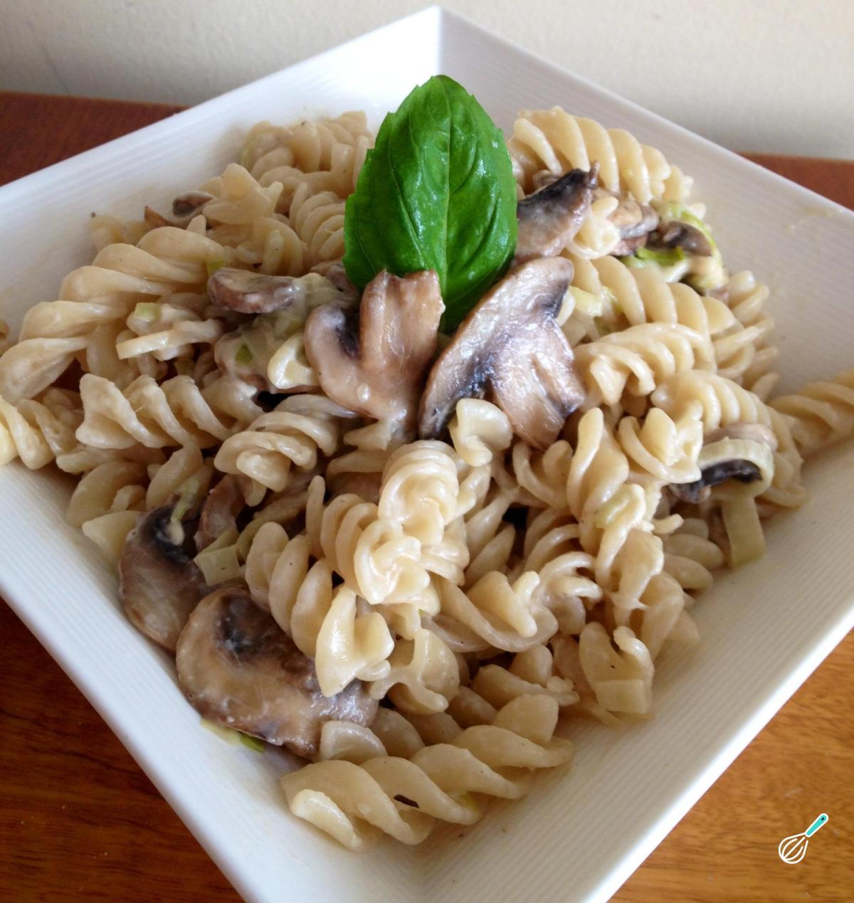 Receita de Macarrão com molho de cogumelos, queijo e alho-poró
