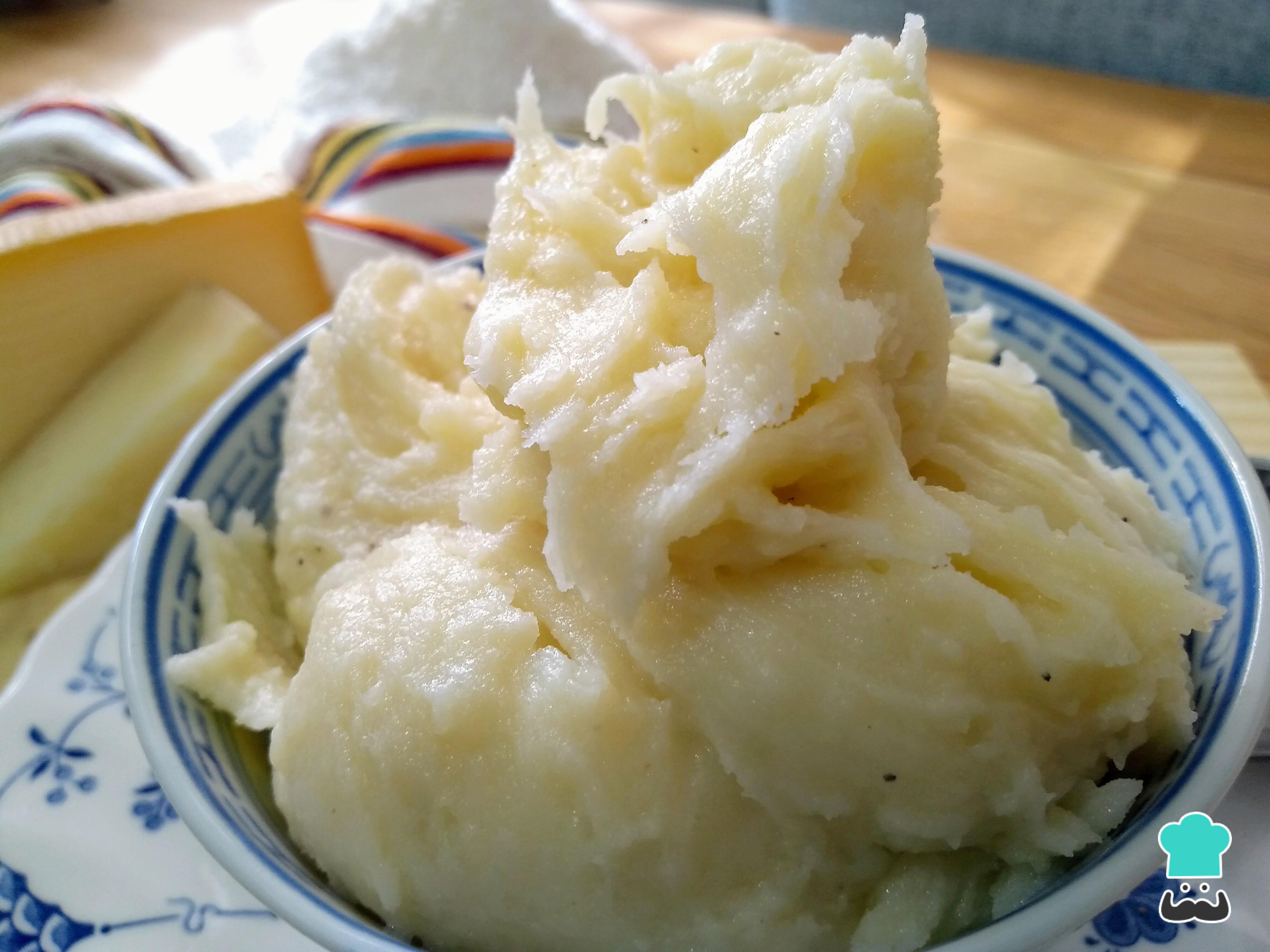 Aligot de batata original francês (purê de batata e queijo delicioso)