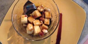 Cubos de queijo e castanhas
