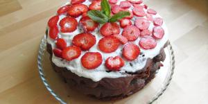 Receita de Bolo pelado de chocolate com frutas vermelhas