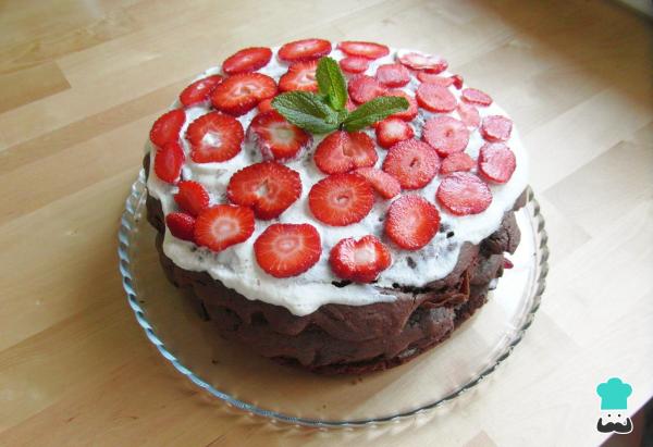 Receita de Bolo pelado de chocolate com frutas vermelhas