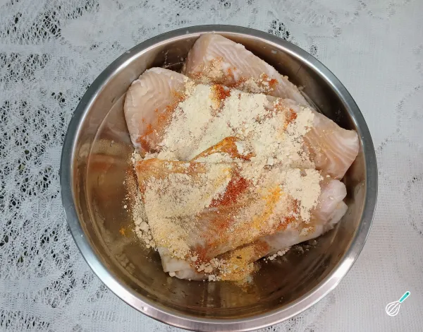 Temperando os filés de linguado com limão e temperos