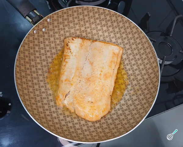 Filés de linguado sendo grelhados na panela