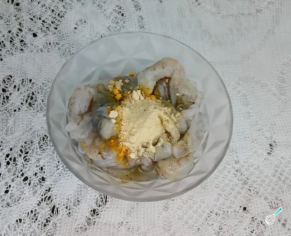 Temperando os camarões para o molho de linguado