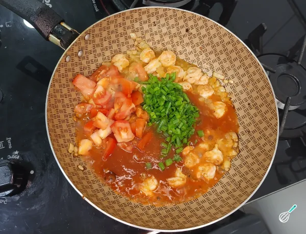 Adicionando extrato de tomate e ervas ao molho de camarão