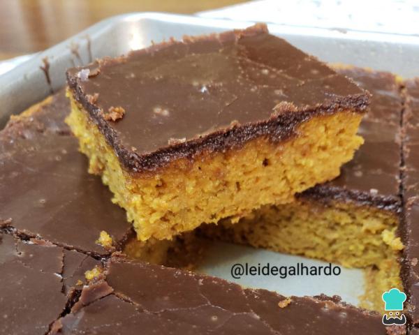Receita de Bolo de cenoura com calda de chocolate crocante - Passo 5