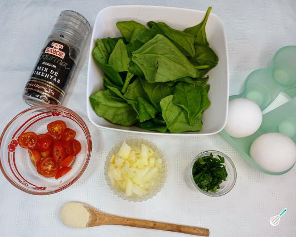 Receita de Omelete de espinafre e tomate - Passo 1