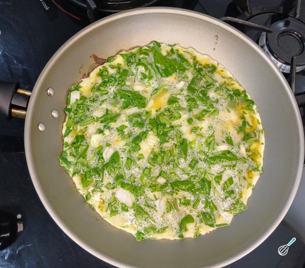 Receita de Omelete de espinafre e tomate - Passo 4