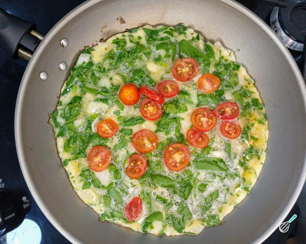 Receita de Omelete de espinafre e tomate - Passo 5