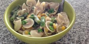 Farfalle com legumes e atum