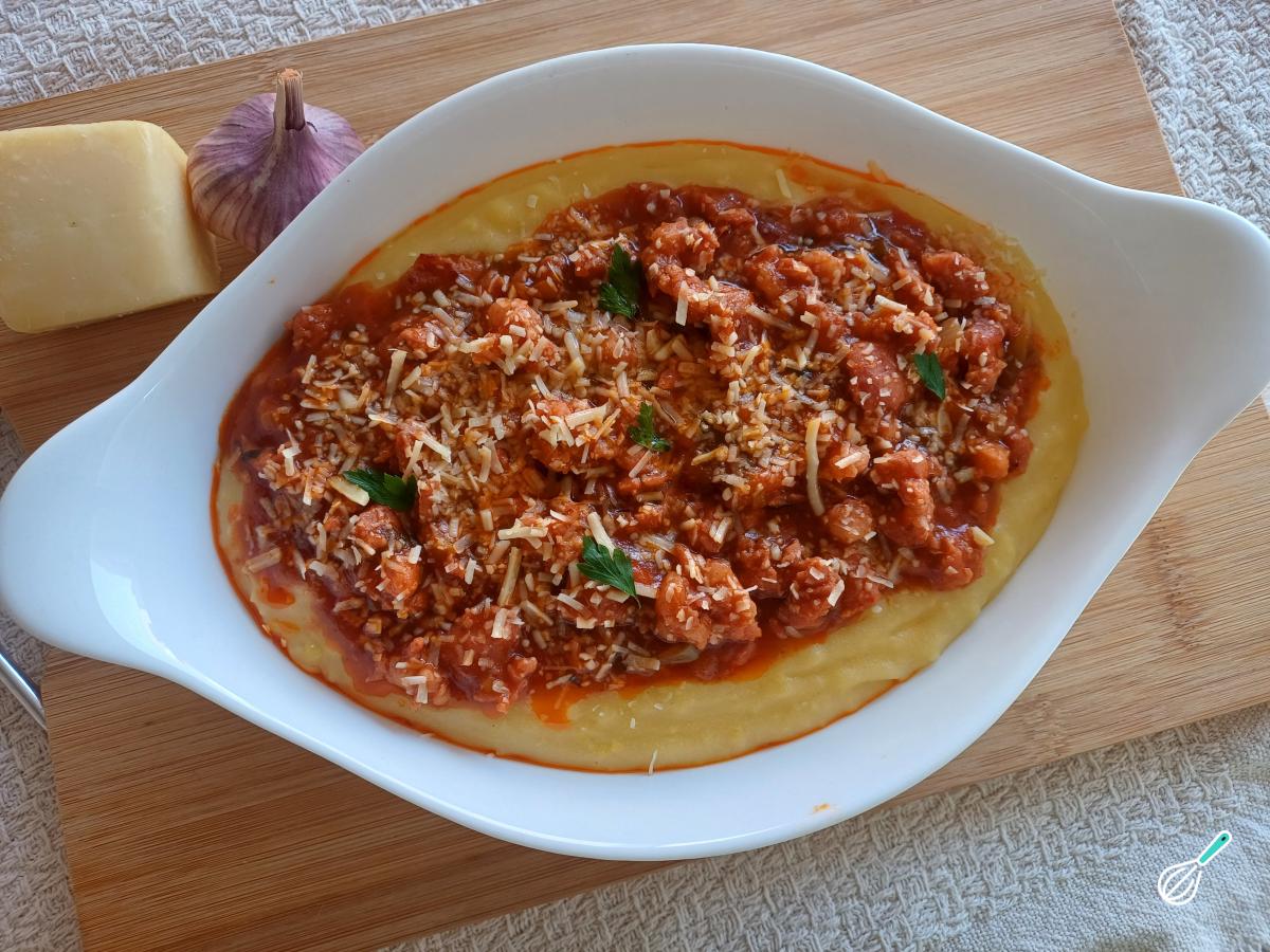 Receita de Polenta com ragu de linguiça