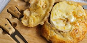 Receita de Queijo brie com massa folheada e mel