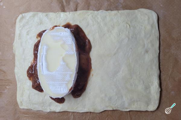Receita de Queijo brie com massa folheada e mel - Passo 3