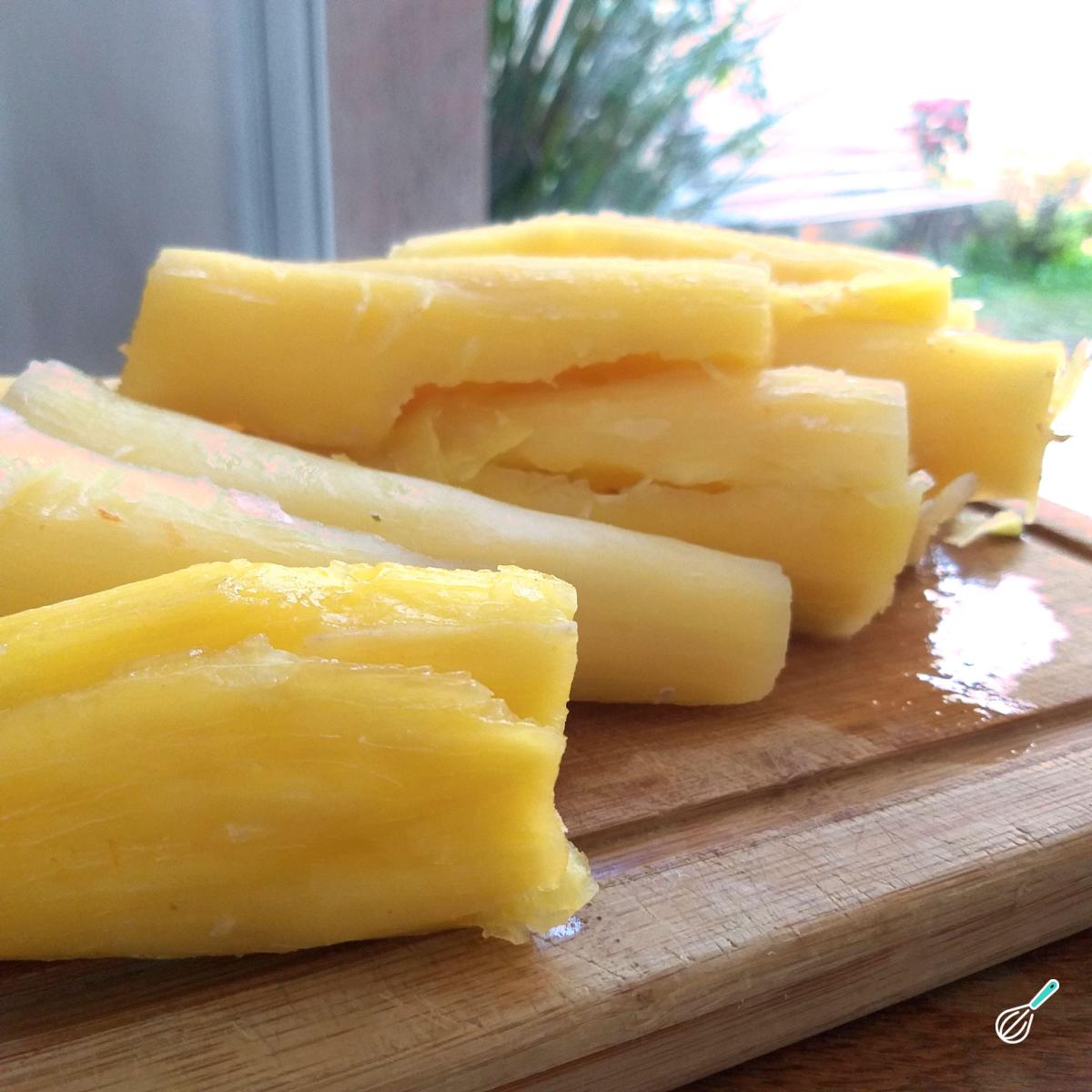 Como cozinhar aipim congelado