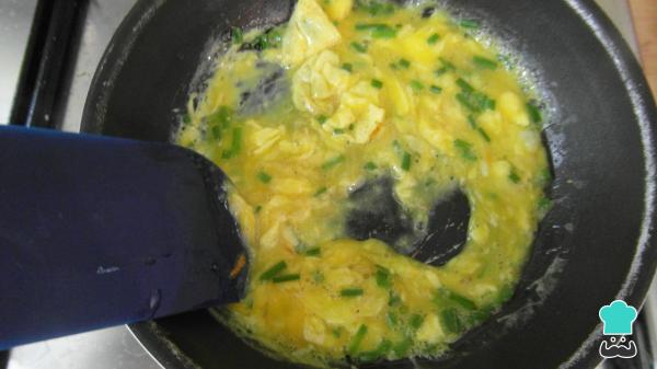 Receita de Farofa de ovo com cenoura - Passo 4