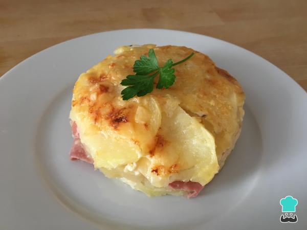 Receita de Batata gratinada com queijo, presunto e creme de leite