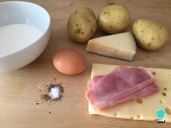 Receita de Batata gratinada com queijo, presunto e creme de leite - Passo 1