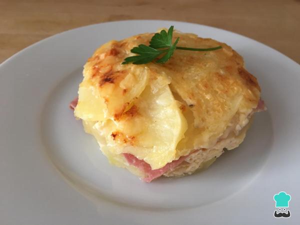 Receita de Batata gratinada com queijo, presunto e creme de leite - Passo 7