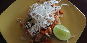 Pad thai tailandês com lombo