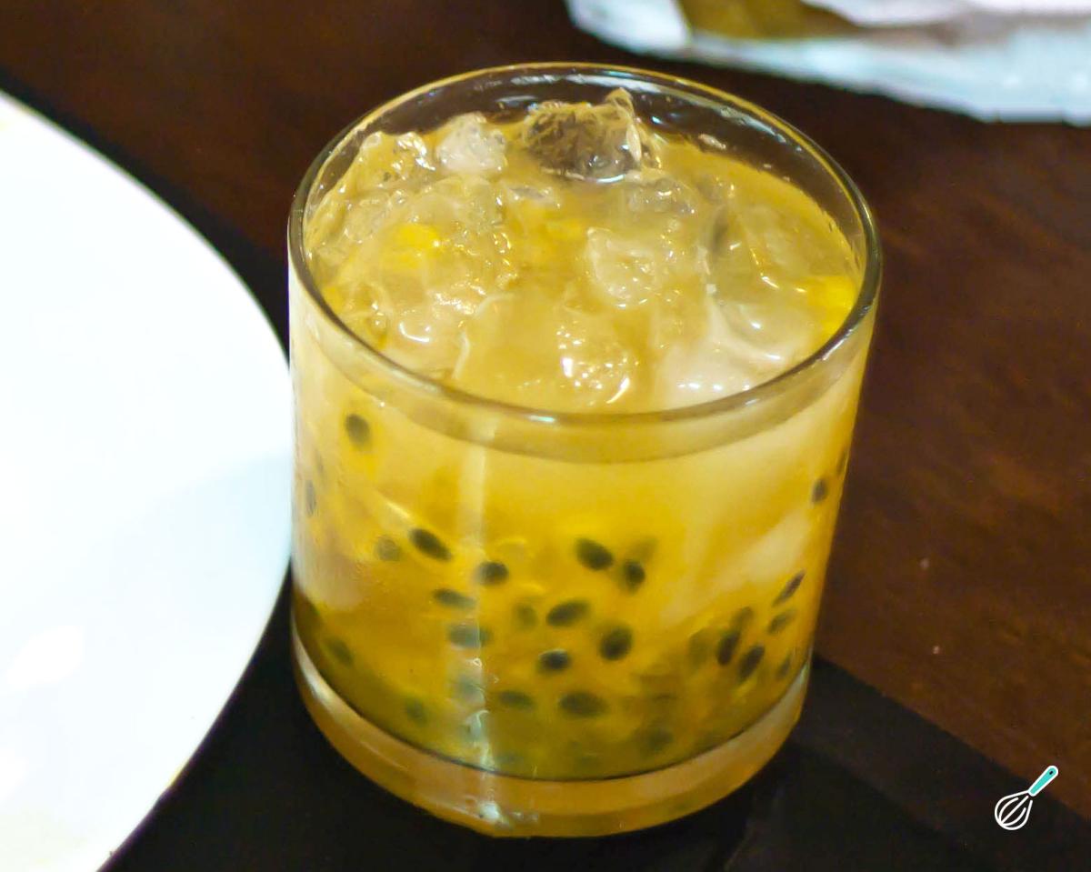 Caipirinha de maracujá com leite condensado no liquidificador