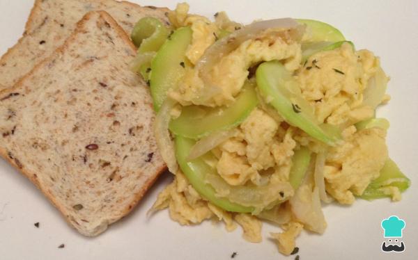 Receita de Ovos mexidos com abobrinha