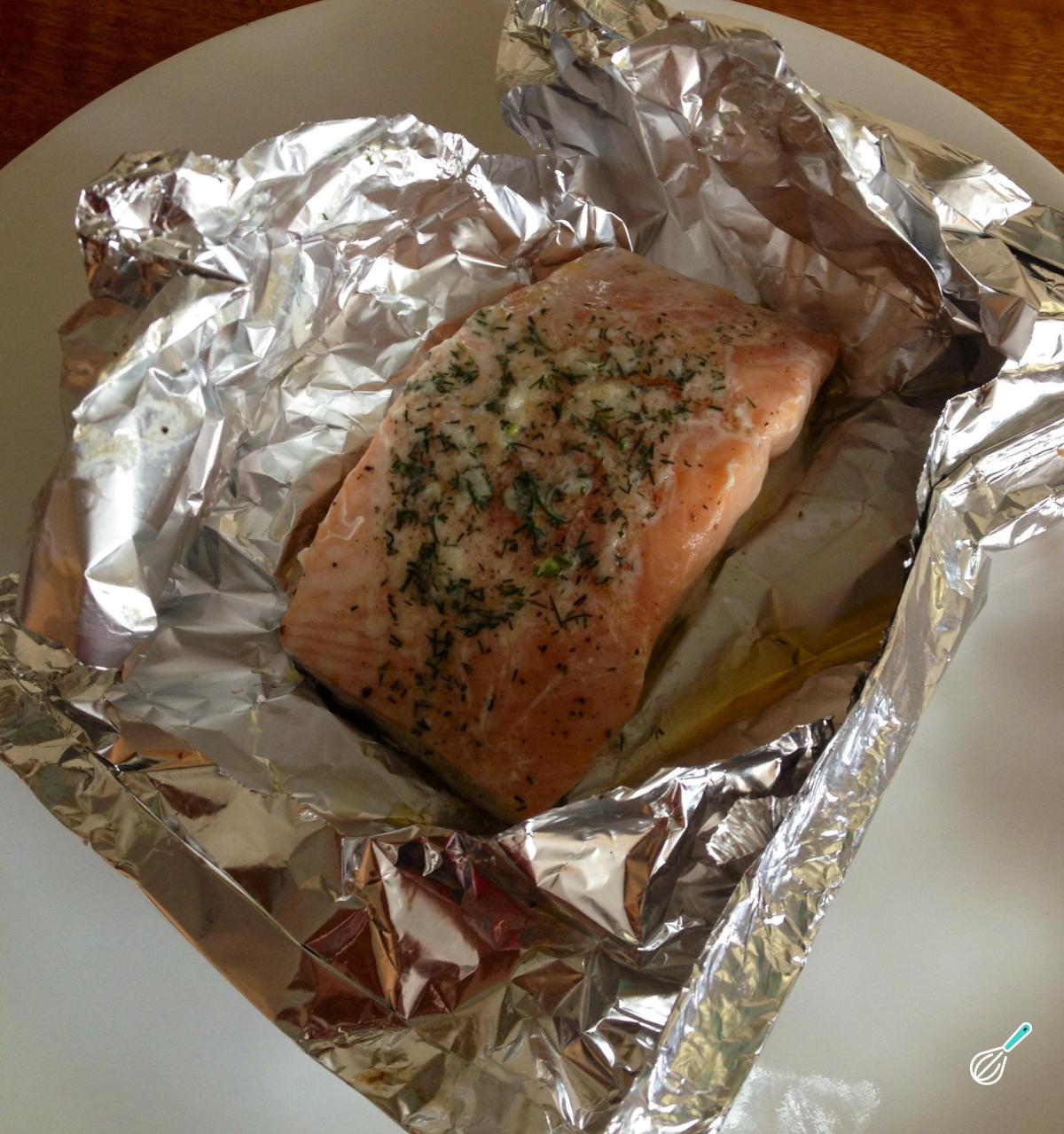 Receita de Salmão em papillote assado com manteiga de alho e endro