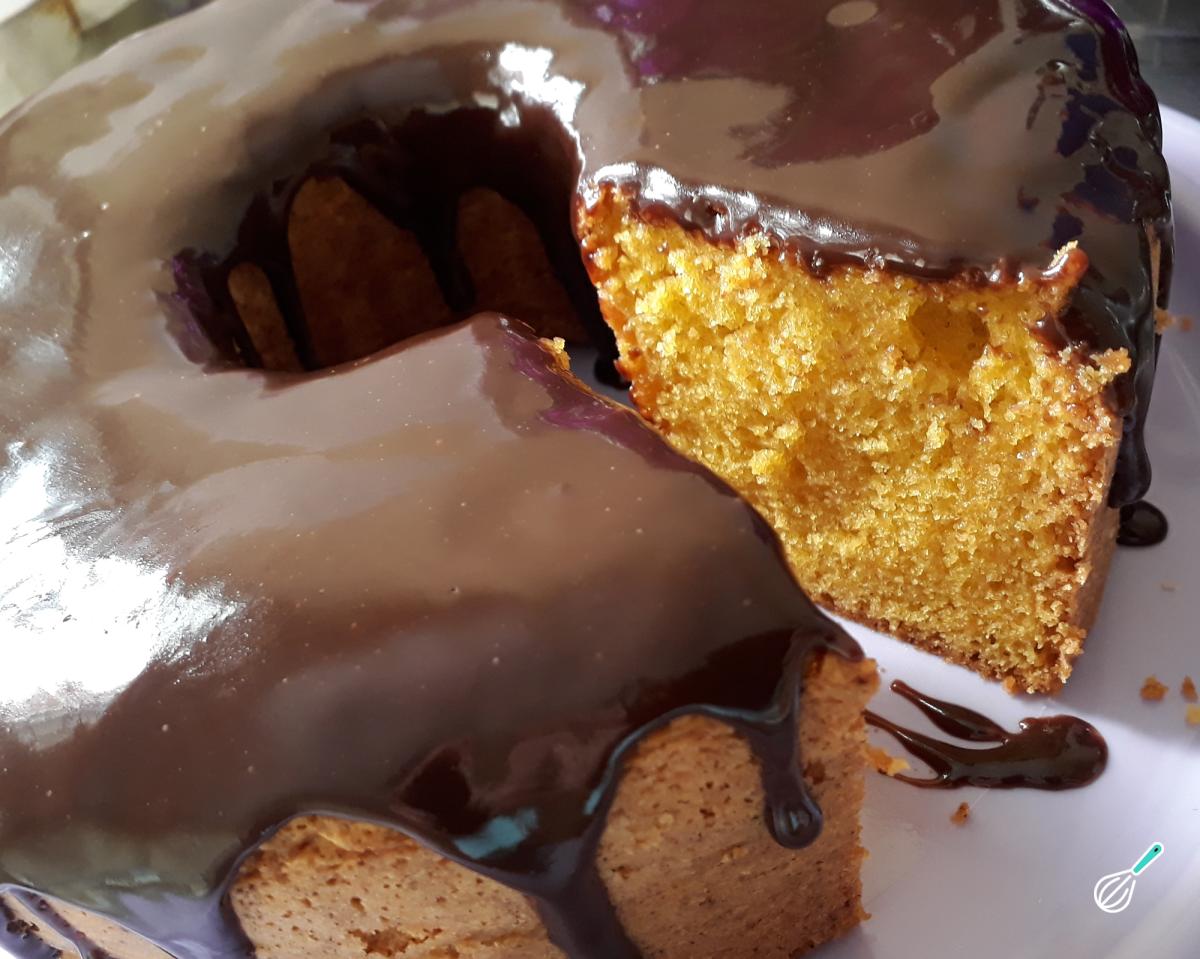 Receita de Bolo de cenoura fofinho com cobertura de chocolate