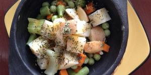 Caçarola de legumes no forno com batatas e manjericão