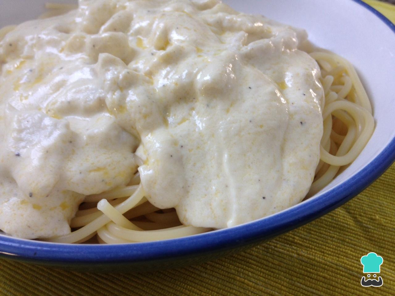 Macarrão Com Frango E Molho Alfredo Fácil