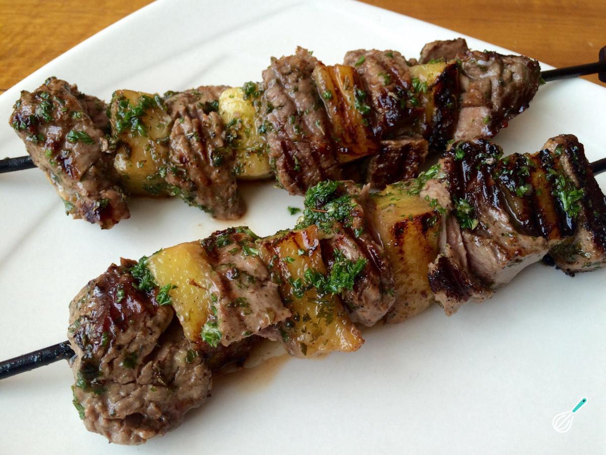 Receita de Espetinho de carne bovina e abacaxi